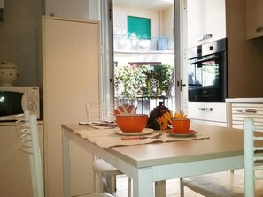 Refrigerador, microondas, horno y utensilios de cocina 