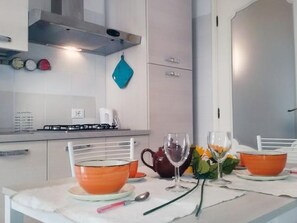 Fridge, microwave, oven, cookware/dishes/utensils - Gemütliche Wohnung in Bogliasco und Panoramablick by Interhome (Bogliasco)