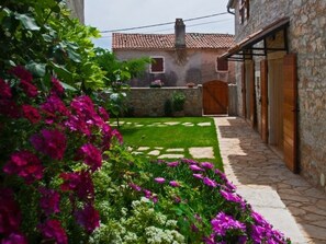 Property grounds - Modernes Ferienhaus in Vadreš mit Privatem Pool by Interhome (Barban)