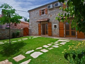 Exterior - Modernes Ferienhaus in Vadreš mit Privatem Pool by Interhome (Barban)