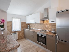Kühlschrank, Ofen, Kochgeschirr/Geschirr/Besteck