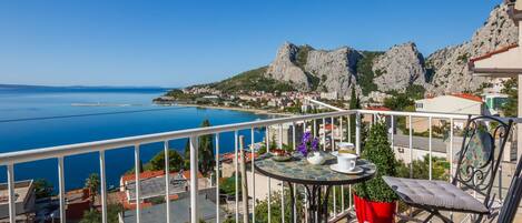 تناول الطعام بالخارج