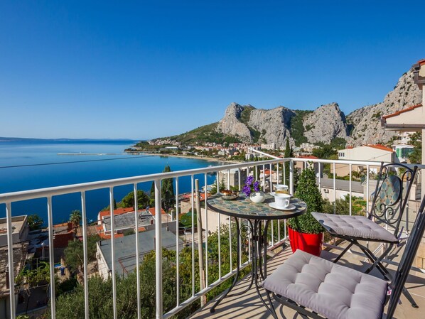Outdoor dining - Große Wohnung in Omiš mit Möbliertem Balkon by Interhome (Omiš)