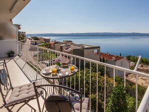 Property grounds - Große Wohnung in Omiš mit Möbliertem Balkon by Interhome (Omiš)