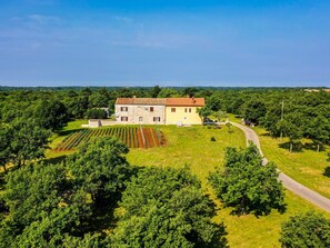 Exterior - Schönes Haus mit großer grüner Umgebung, Pool by Interhome (Barban)