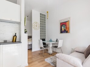 Dining - Wohnung in Split mit privatem Parkplatz by Interhome (Dragovode)