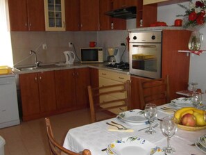 Fridge, microwave, oven, dishwasher - Villa 'Vickovi' mit Gemeinschaftspool by Interhome (Pula/Rakalj)