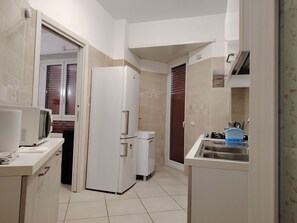 Kühlschrank, Mikrowelle, Kochgeschirr/Geschirr/Besteck