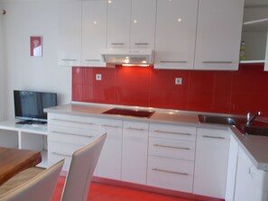 Jääkaappi, mikroaaltouuni, astianpesukone