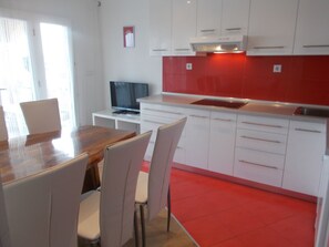 Jääkaappi, mikroaaltouuni, astianpesukone