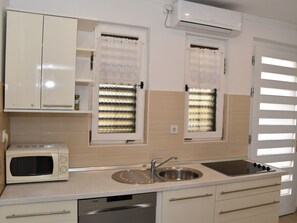 Fridge, microwave, dishwasher, cookware/dishes/utensils - Ruhige Ferienwohnung mit Terrasse und Garten by Interhome (Drage)