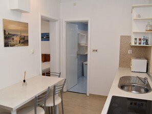 Fridge, microwave, dishwasher, cookware/dishes/utensils - Ruhige Ferienwohnung mit Terrasse und Garten by Interhome (Drage)
