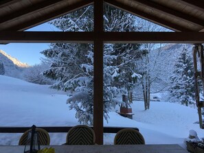 Outdoor dining - Gesegnet wie Frösche auf einem Seerosenblatt by Interhome (Bezzecca)