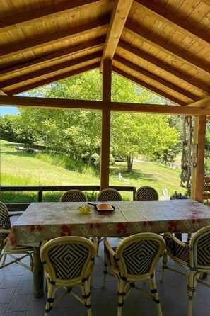 Outdoor dining - Gesegnet wie Frösche auf einem Seerosenblatt by Interhome (Bezzecca)