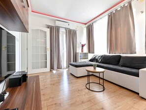 TV, fireplace - Charmantes Ferienhaus in Donje Rastane by Interhome (Donje Rastane)