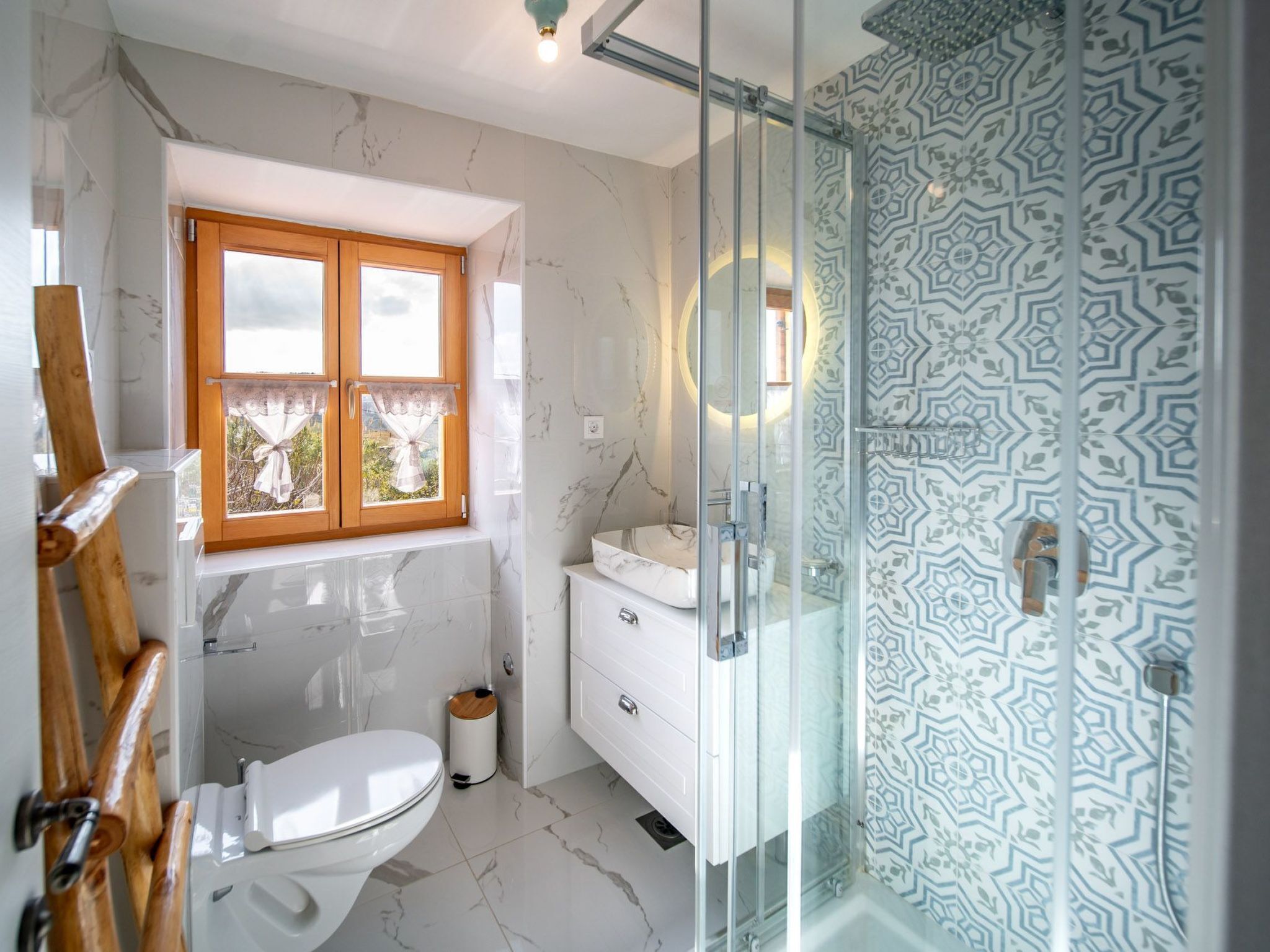 Une salle de bain avec des toilettes, un lavabo et une douche.