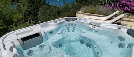 Tina de hidromasaje al aire libre