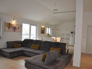 Tv, eldstad och dvd-spelare