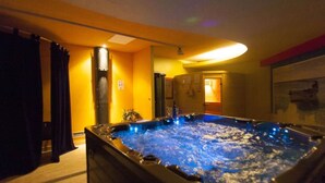 Un jacuzzi en una habitación con paredes amarillas y una luz en el techo.