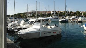 A marina with several boats docked, including a boat labeled "BLUEWAY". - Wohnung 'Ida' Strandlage by Interhome (Pula)