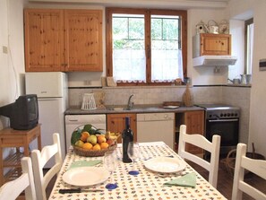 Fridge, oven, dishwasher, cookware/dishes/utensils - Violetta von Holiday World by Interhome (Bibbona)