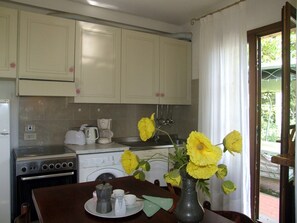 Jääkaappi, uuni, astianpesukone, keittoastiat/astiat/ruokailuvälineet