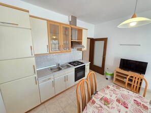 Fridge, oven, cookware/dishes/utensils - Wohnung für 4-5 Personen mit Terrasse by Interhome (Crikvenica/Dramalj)