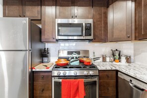 ثلاجة، ميكروويف، فرن، موقد طهي مسطح