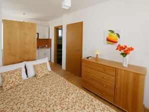 Internet - Studio-Wohnung " Trio 12 " by Interhome (Srima)