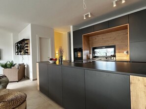 Fridge, oven, dishwasher, cookware/dishes/utensils - Villa Montini mit Pool und Meerblick by Interhome (Srima)