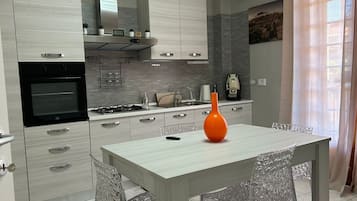 Refrigerador, horno, utensilios de cocina