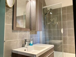 Bathroom - haus am Deich! by Interhome (Anjum)
