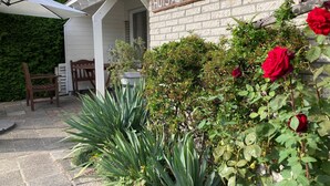 A house with a sign reading "Huis Achter'n Dijk" and a garden with red roses and agave plants. - haus am Deich! by Interhome (Anjum)