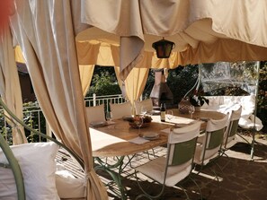Outdoor dining - Villa Il Cipresso bei Holiday World by Interhome (Bibbona)