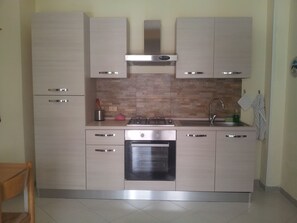 Fridge, microwave, oven, cookware/dishes/utensils - Gemütliche Wohnung in Borgo-Sanzio mit Privatparkplatz by Interhome (Catania)