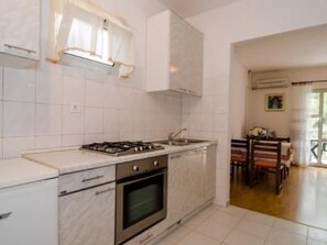 Fridge, oven, cookware/dishes/utensils - "Ein kleines Paradies" by Interhome (Korčula/Brna)