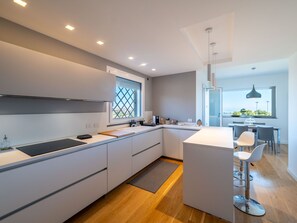 Fridge, oven, dishwasher, cookware/dishes/utensils - Villa Mamma Jessica by Interhome (Aci Catena)