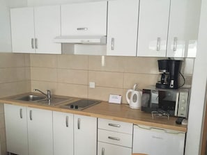 Fridge, microwave, cookware/dishes/utensils - Wohnung in Povlja mit privatem Parkplatz by Interhome (Brač/Povlja)