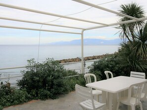 Outdoor dining - Wohnung 'Laura' mit Blick aufs Wasser by Interhome (Pizzo)