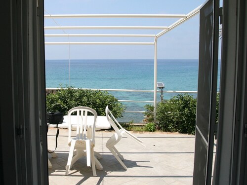 Wohnung 'Laura' mit Blick aufs Wasser by Interhome