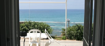 Wohnung 'Laura' mit Blick aufs Wasser by Interhome