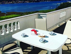 Outdoor dining - Apartment Karlo auf zwei Wohnebenen, mit Meerblick by Interhome (Rab/Supetarska Draga)