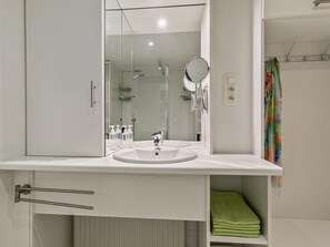 Bathroom - Schöne Familien-Ferienwohnung in Zeeland by Interhome (Stavenisse)