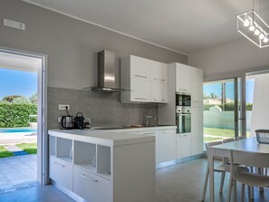 Fridge, oven, dishwasher, cookware/dishes/utensils - für 10 Personen an der Küste Siziliens by Interhome (Fontane Bianche)
