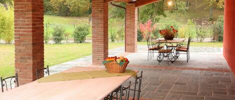 تناول الطعام بالخارج