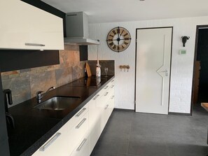 Fridge, microwave, oven, dishwasher - mit Whirlpool by Interhome (Stavenisse)