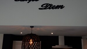 Un soffitto con la scritta "Groupe Drem" in un font decorativo.