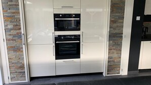 Una cucina con forno integrato e frigorifero.