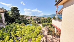 A residential area with a view of a body of water, greenery, and distant mountains. - Apartment Dragica by Interhome (Polje)