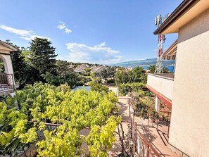 A residential area with a clear view of a swimming pool, lush greenery, and distant mountains. - Apartment Dragica by Interhome (Polje)